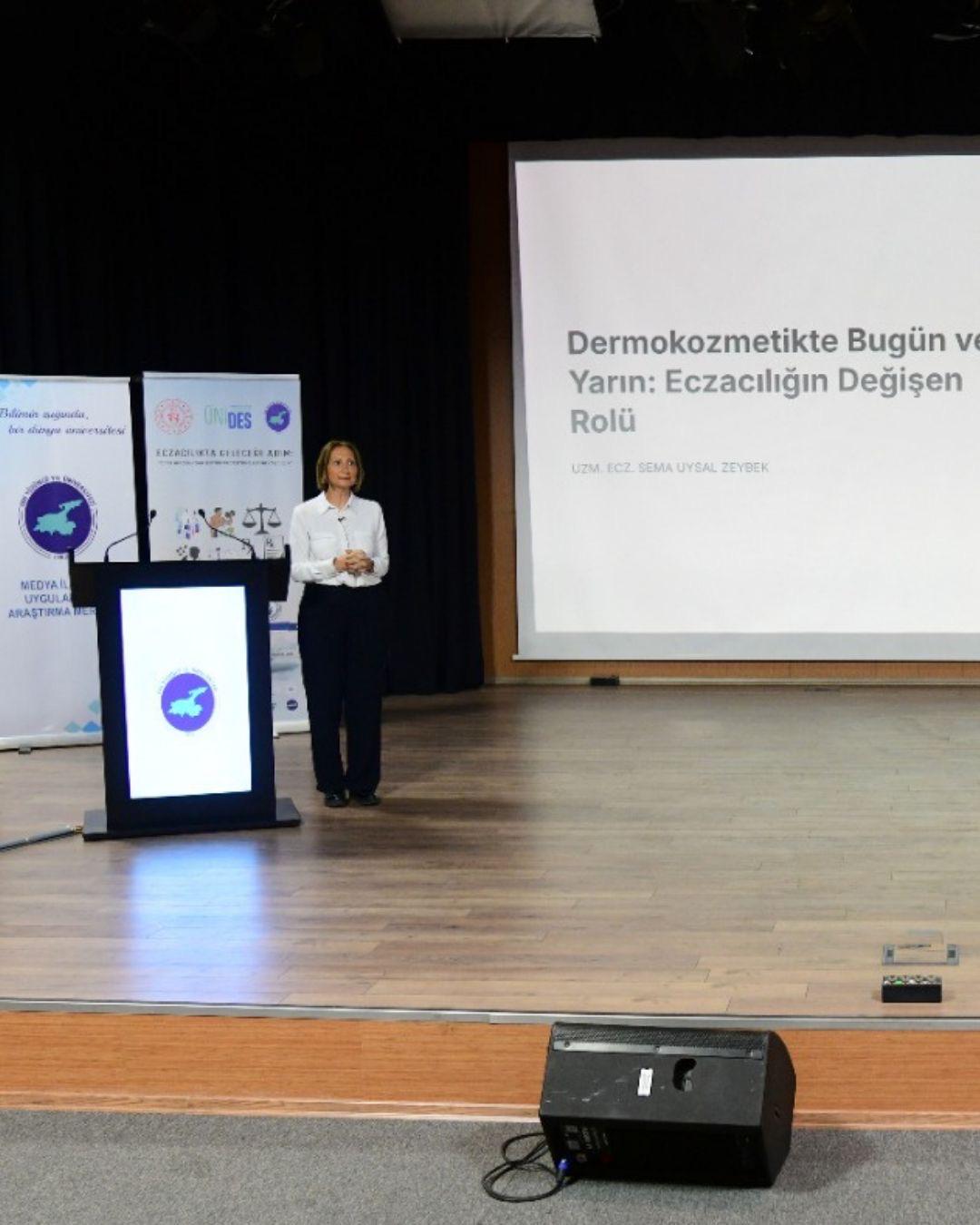 Sema Uysal Zeybek, Van Yüzüncü Yıl Üniversitesi'nde "Eczacılıkta Geleceğe Adım" Etkinliğinde Konuştu